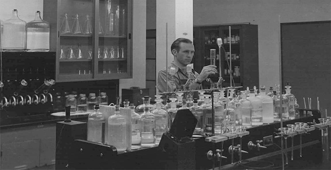 化学家Paul Bodenhofer在化学实验室<a href='http://d8hb.hebhgkq.com'>188bet棋牌平台</a>. 1942年2月9日.